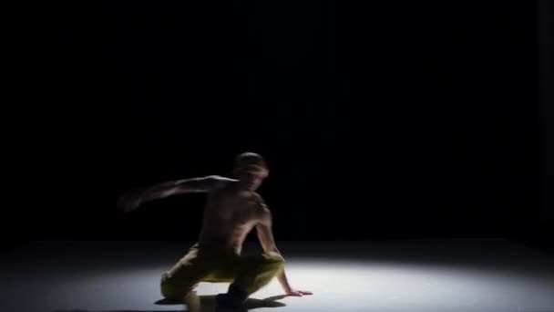 Breakdance uomo ballerino in berretto con torso nudo danza, nero, ombra — Video Stock