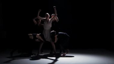 Siyah, gölge çağdaş dans performans beş dansçıların başlangıç