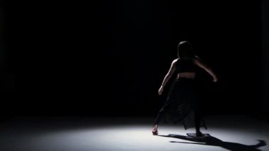 Siyah, gölge bir dansçı şehvetli çağdaş dans performansı