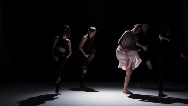 Hedendaagse dansvoorstelling voor vijf dansers op zwarte, schaduw — Stockvideo