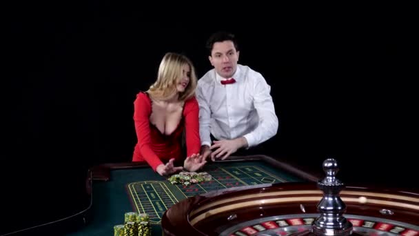 La pareja que juega a la ruleta está ansiosa por ganar. Negro — Vídeo de stock