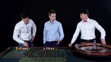 Kumarhanede rulet oynayan adam. Siyah