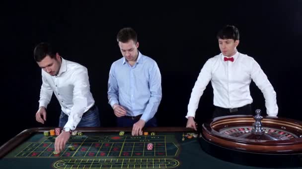 Jonge jongens die roulette spelen in het casino. Zwart — Stockvideo