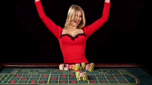 Красивая девушка в красном сексуальном платье выиграла в казино. Черный Лицензионные Стоковые Видео