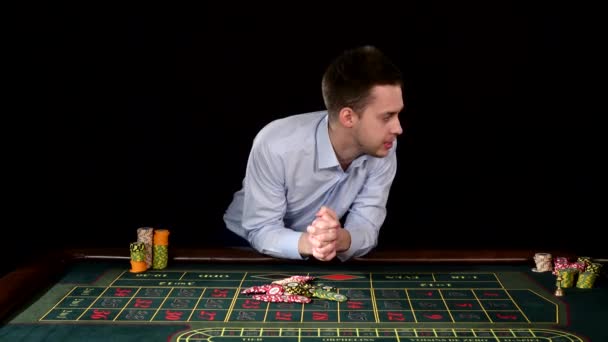 Ο άνθρωπος παίζει στο καζίνο και κερδίζει. Μαύρο — Αρχείο Βίντεο