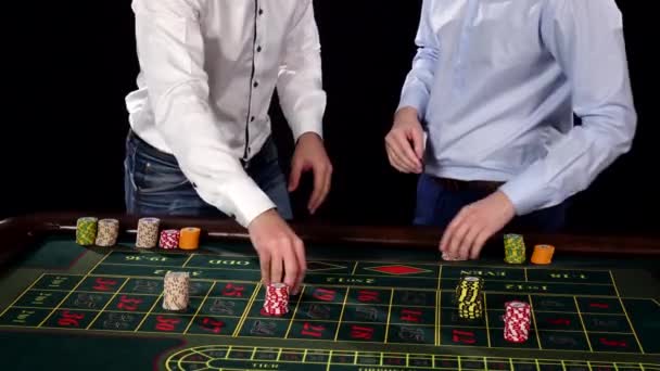 Två snygga killen i casinot. Svart — Stockvideo