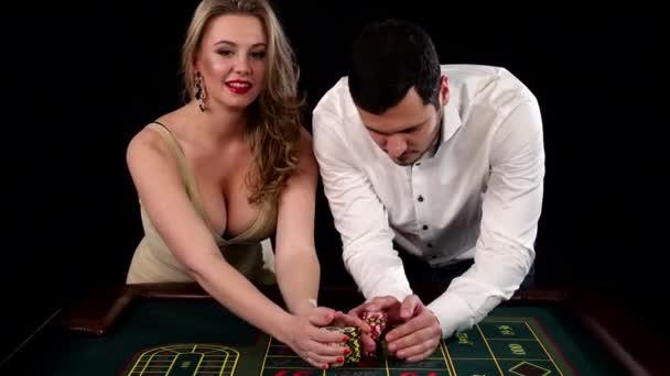 Hombre ganando el casino Jackpotin. Negro — Vídeo de stock