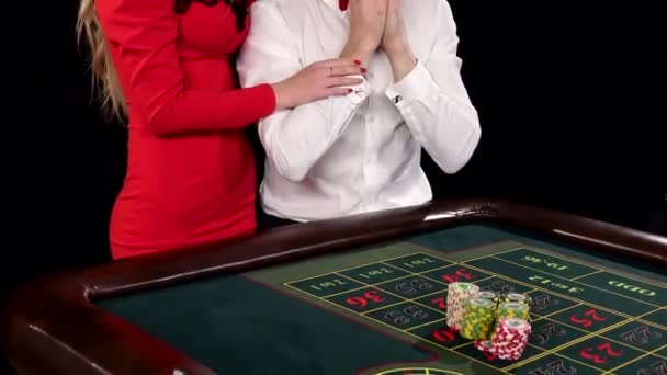 Una coppia ricca ed elegante che gioca d'azzardo in un casinò. Nero — Video Stock