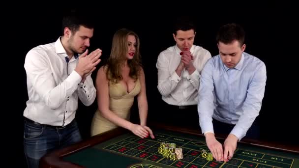 Stylový coople vyhrává v kasinu. Černé — Stock video