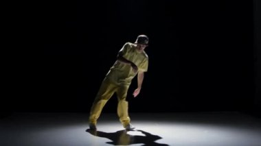 Breakdance sarışın siyah, gölge siyah takım elbise dans dansçı