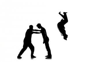 Hip-hop dansı, beyaz, siluet, yavaş çekimde breakdance tarzı üç genç adam