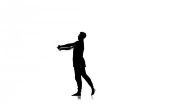 Talanted dansçı çağdaş hareketleri gitmek ve bölünmüş yapar, beyaz, siluet, yavaş hareket