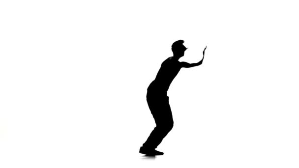Мужчина танцует брейк-данс профессионально движется, белый, силуэт, замедленная съемка — стоковое видео