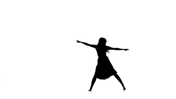 Tanečnice tančící současný tanec a tančící split, na bílém, silueta, zpomalený film