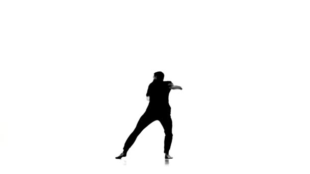 現代的な動きを示すタランテッドヒップホップダンサー、白、シルエット、スローモーション — ストック動画