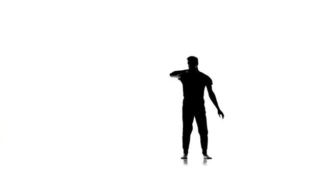 Talanted hip hop dansçıçağdaş hareketleri başlar, beyaz, siluet, yavaş hareket — Stok video