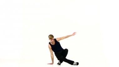 Şık adam beyaz, yavaş hareket breakdance dans gitmek