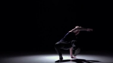 Dansçı adam başının üzerinden atlar, breakdance dans, siyah, gölge, yavaş hareket