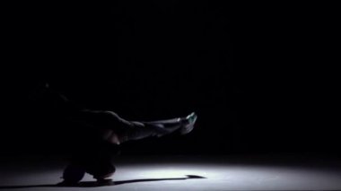 Koyu takım elbiseli talanted dansçı dans breakdance, siyah, gölge, yavaş hareket
