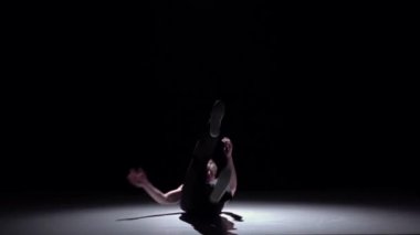 Talanted sarışın dansçı dans breakdance, siyah, gölge, yavaş hareket