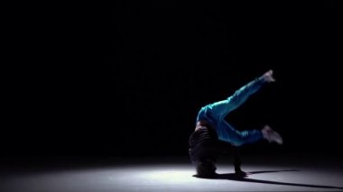 Mavi pantolon modern breakdance adam dans başlar, siyah, gölge, yavaş hareket
