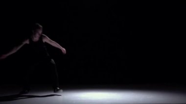 Şık ve serin breakdance tarzı dansçı, siyah, gölge, yavaş hareket