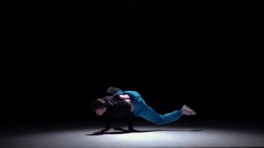 Şık breakdance tarzı dansçı dans devam ediyor, siyah, gölge, yavaş hareket