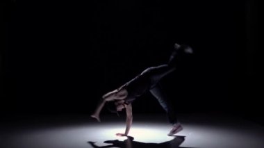 Siyah, gölge, yavaş çekimde breakdance dans talanlı dansçı adam