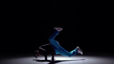 Mavi pantolon şık breakdance tarzı dansçı dans devam ediyor, siyah, gölge, yavaş hareket