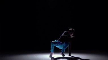 Talanted, yakışıklı breakdance tarzı dansçı dans başlar, siyah, gölge, yavaş hareket