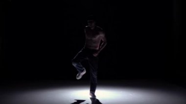 Pantolon breakdance dansçı adam, siyah çıplak gövde dans ile kap, gölge, yavaş hareket