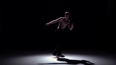 Siyah, gölge, yavaş hareket çıplak gövde dans ile Breakdance sarışın dansçı adam