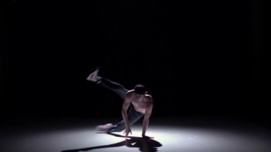 Siyah, gölge, yavaş hareket üzerinde çıplak ve denim gövde dans breakdance ile Dansçı adam