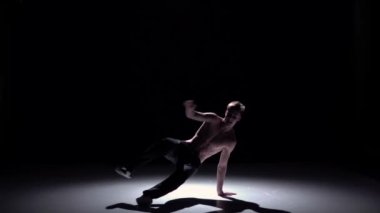 Çıplak gövde ile Breakdance sarışın dansçı adam elinde dans başlar, siyah, gölge, yavaş hareket