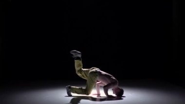 Çıplak gövde ile sarı pantolon Breakdance dansçı adam siyah, gölge, yavaş hareket dans devam