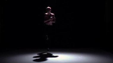 Elinde çıplak gövde dans ile Breakdance sarışın dansçı adam, siyah, gölge, yavaş hareket