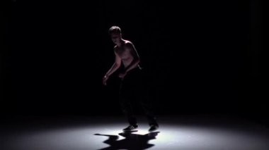 Amut ve dans breakdance siyah, gölge, ağır çekim yapan sarışın komplike erkek