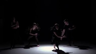 Siyah, gölge, ağır çekim dört talanted dansçıların çağdaş dans performansı