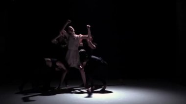 Siyah, gölge, yavaş hareket beş talanted dansçıların çağdaş dans performansı