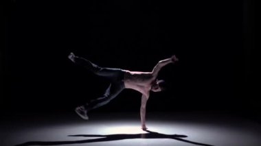 Breakdance adam şapkalı breakdance dans siyah, gölge, yavaş hareket başlar
