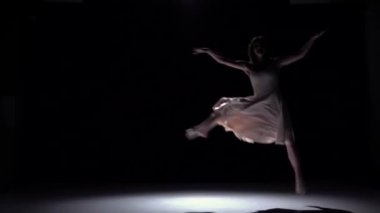 Beyaz elbiseli modern dansçı kız dans çağdaş siyah, gölge, yavaş hareket başlar