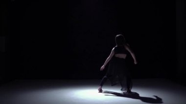 Modern dansçı kız siyah, gölge, ağır çekim çağdaş dans karanlık elbise