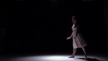Modern dansçı kız beyaz çağdaş dans devam ediyor, fırtınası siyah, gölge, ağır çekim