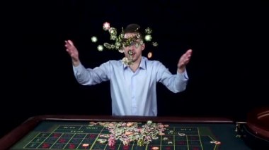 Adam büyük ölçüde havada kazanç atar gibi gülümsüyor. Siyah