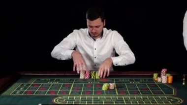Adam rulet oynuyor. Siyah