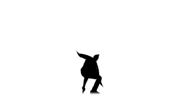 Молодой человек прыгает и стоит на руках танцуя брейк-данс, белый, силуэт, замедленная съемка — стоковое видео