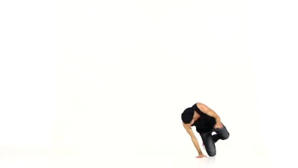 Talanted uomo inizia a ballare breakdance su bianco, slow motion — Video Stock