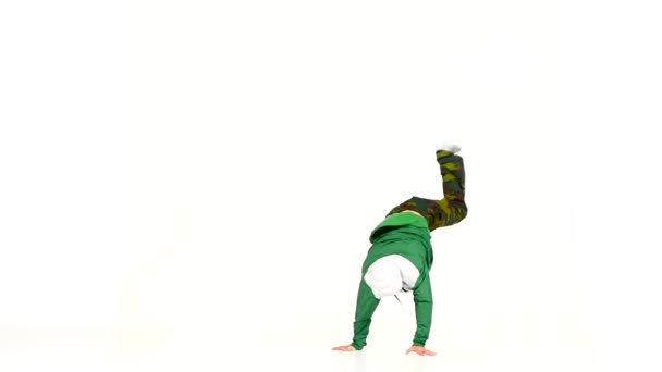 Moderne danser in jas en capuchon sprongen en dansen breakdance op wit, Slow Motion — Stockvideo