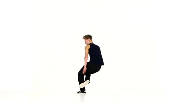 Талантливый человек продолжает танцевать брейк-данс на белом, замедленном движении — стоковое видео