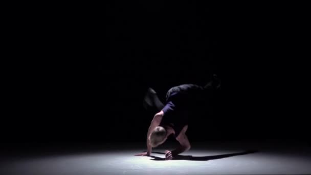 Dançarino loiro dançando breakdance em suas mãos, preto, sombra, câmera lenta — Vídeo de Stock
